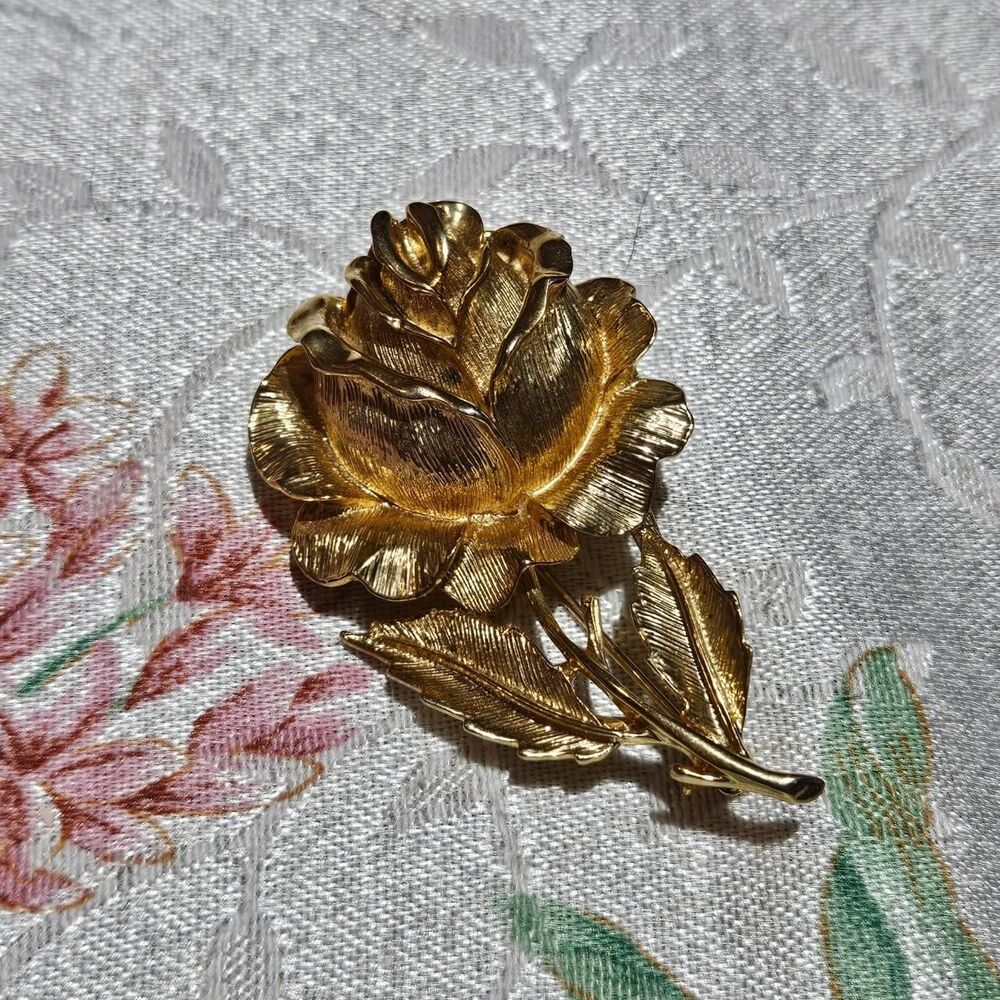 vintage cottagecore coquette rose gold tone brooch